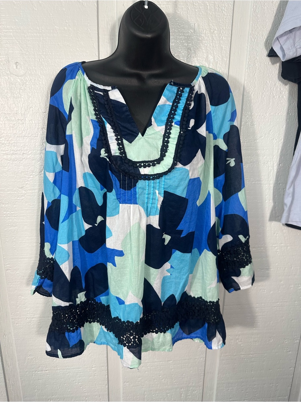 Crown & Ivy Geometric Print 3/4 Sleeve Top Size 2x EUC - Picture 2 of 7